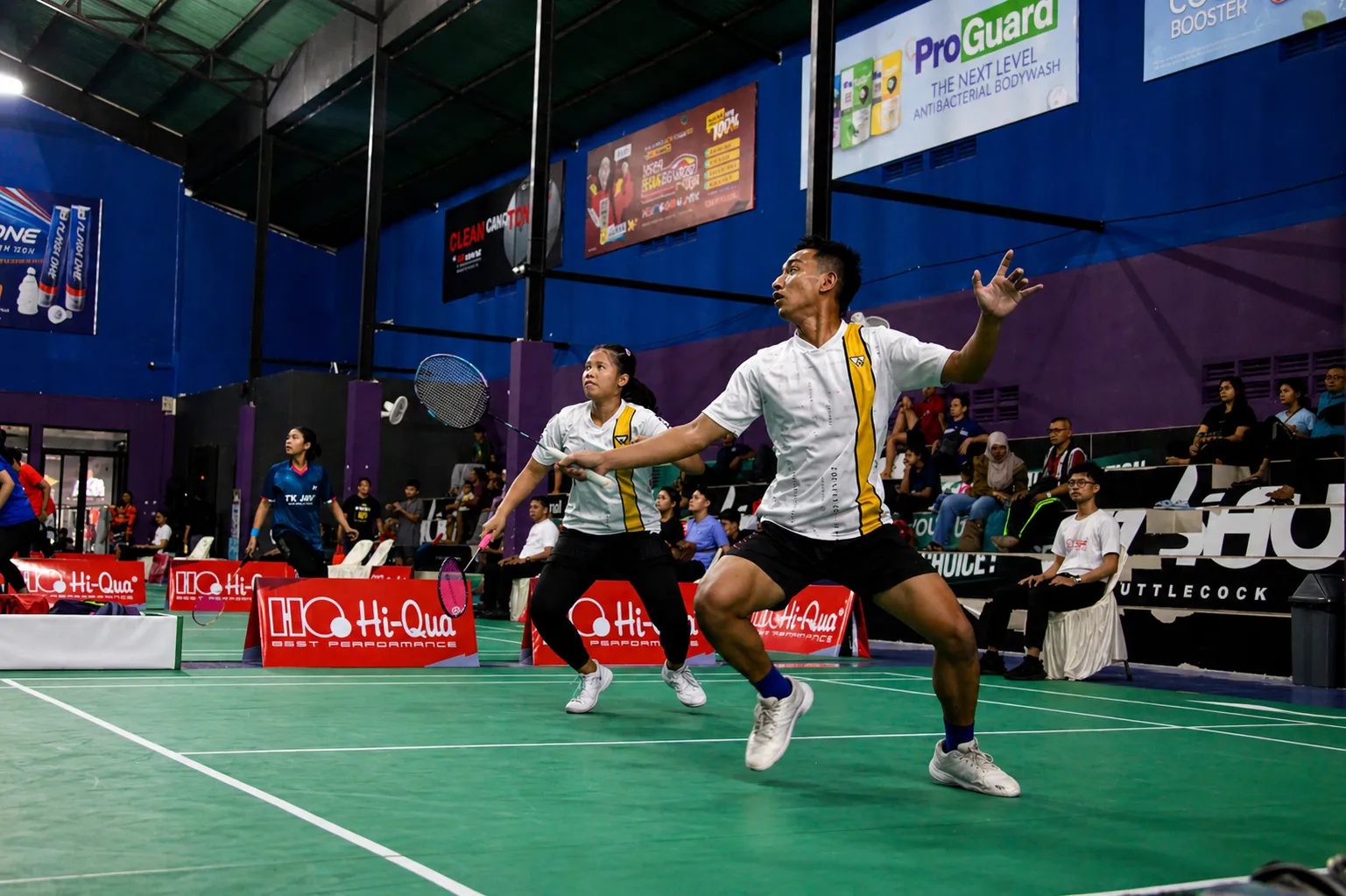 Suasana akademi badminton