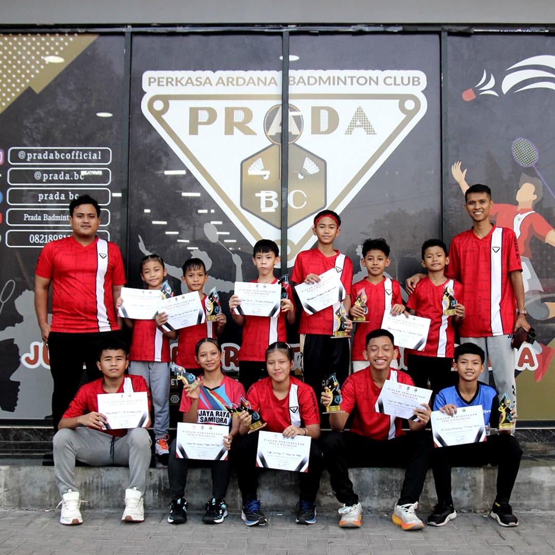 Atlet dan pelatih PRADA BC bersama penghargaan kejuaraan